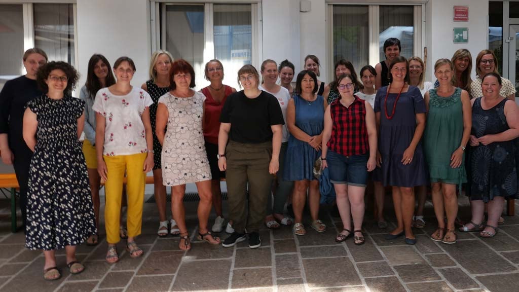 Die Teilnehmerinnen und Teilnehmer der GA 2022/23 Gruppe blau mit der Kursleiterin Marion Gamper