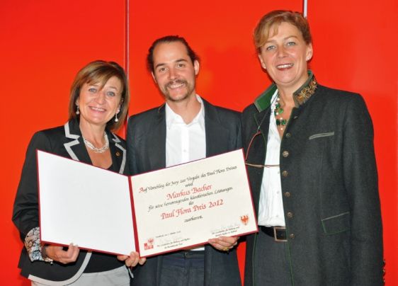 Auf dem Foto von links nach rechts zu sehen: Tirols Landesrätin Beate Palfrader, Preisträger Markus Bacher mit der Preisurkunde und Südtirols Landesrätin Sabina Kasslatter Mur im ORF-Studio Tirol in Innsbruck. Foto: Land Tirol.