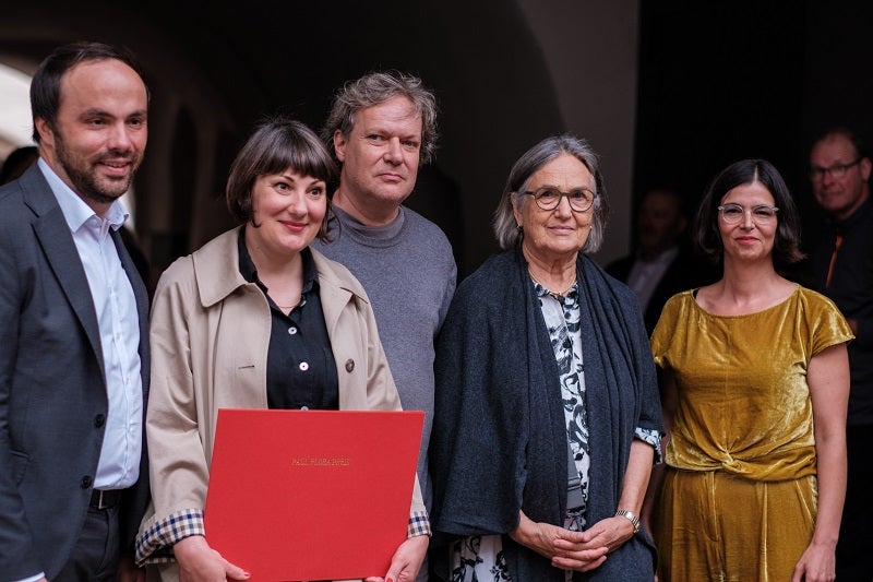 Preisübergabe des Paul-Flora-Preises 2025 in Glurns: Landesrat Achammer, Preisträgerin Drexel, Jurymitglied Andreas Flora, Paul Floras Witwe Ursula Ganahl-Flora sowie Jurymitglied und Laudatorin Nina Tabassomi. (Foto: LPA/Bürgergenossenschaft Obervinschgau/Simon Graf)