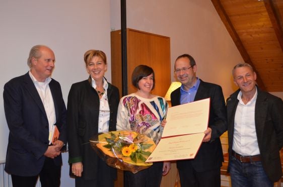 Auf dem Foto von links nach rechts zu sehen: Im Glurnser Rathaus stehen Festredner Andreas Hapkemeyer, Südtirols Landesrätin Sabina Kasslatter Mur, Preisträgerin Sonia Leimer mit einem Blumenstrauß, Benedikt Erhard als Vertreter der Tiroler Landesregierung mit der Preisurkunde und Alois Frank, Vizebürgermeister von Glurns. Foto: LPA, M. Pichler.