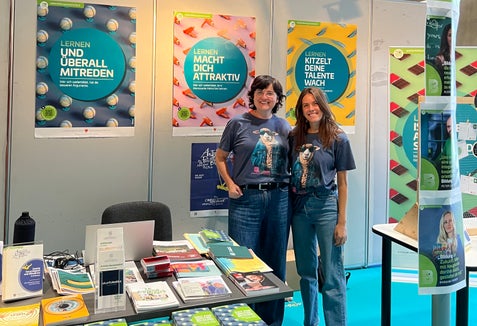 Astrid Crepaz und Sophia Gatscher am Messestand der Weiterbildung auf der Bildungsmesse FUTURUM (Foto: Amt für Weiterbildung und Sprachen)