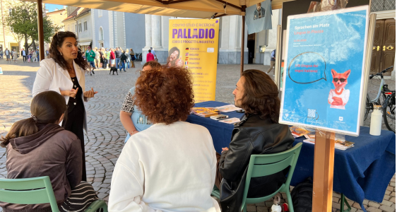 Auch weniger prominente Sprachen ins Licht rücken: Hier konnte man erste Zeichen von LIS - der italienischen Zeichensprache erlernen. Sprachkurse wie diese sind auf dem Kursportal des Landes unter weiterbildung.buergernetz.bz.it veröffentlicht. (Foto: Amt für Weiterbildung und Sprachen)