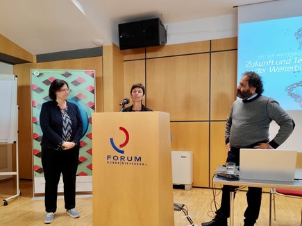 Die Amtsdirektoren (v.l.) Anika Michelon, Donatella Ricchetto und Luca Bizzarri bei der Eröffnung: Auch der diesjährige Tag der Weiterbildung wurde gemeinsam von den drei Ämtern für Weiterbildung und Sprachen der deutschen und italienischen Kulturabteilung organisiert – ein starkes Zeichen dafür, dass sich die Herausforderungen der Zukunft am besten gemeinsam meistern lassen. (Foto: LPA/Amt für Weiterbildung und Sprachen)