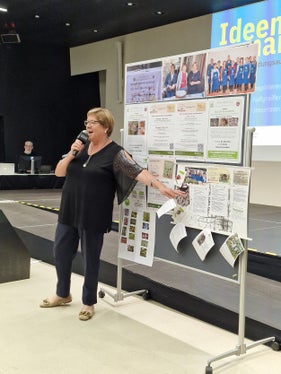Helga Pircher vom Bildungsausschuss Kastelbell-Tschars bot Einblick in die vielfältigen Aktionen zum Projekt Kastelbell blüht auf. (Foto: LPA/Amt für Weiterbildung und Sprachen)