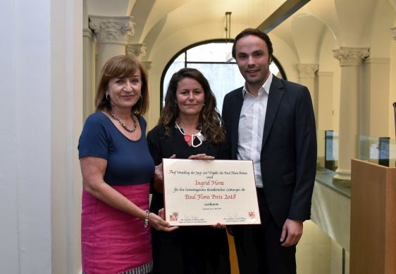 Auf dem Foto von links nach rechts zu sehen: Tirols Kulturlandesrätin Beate Palfrader, Ingrid Hora mit der Preisurkunde und Südtirols Kulturlandesrat Philipp Achammer in der Taxisgalerie in Innsbruck. Foto: Land Tirol, Brandhuber.