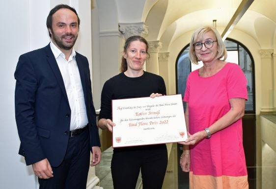 Auf dem Foto von links nach rechts zu sehen: Südtirols Kulturlandesrat Philipp Achammer, die Preisträgerin Esther Strauß mit der Preisurkunde und Tirols Kulturlandesrätin Beate Palfrader in der Taxisgalerie in Innsbruck. Foto: Land Tirol.
