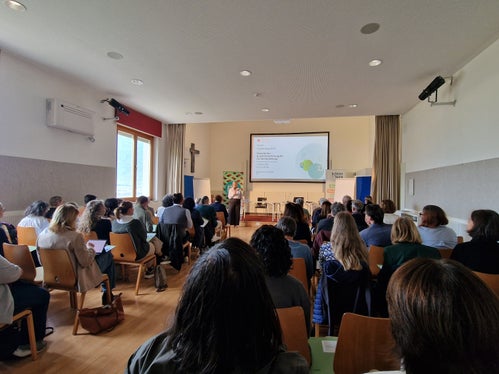 Rund 80 Teilnehmende folgten der Einladung des Amtes: vertreten waren Weiterbildungseinrichtungen, Verbände, Fachschulen und Landesämter ebenso wie Referierende und pädagogische Mitarbeitende. (Foto: Amt für Weiterbildung und Sprachen)