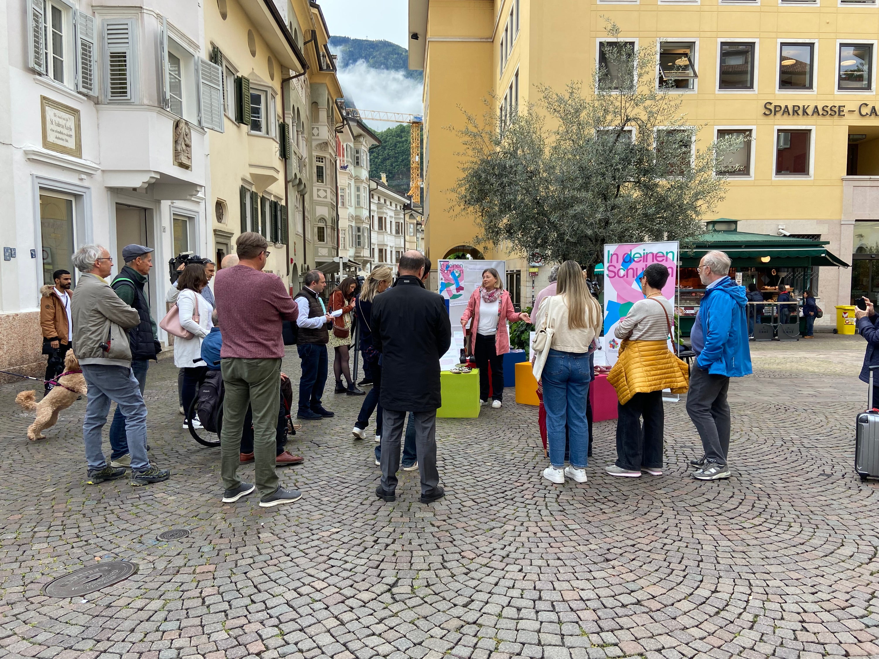 Pressekonferenz auf dem Bozner Kornplatz (Foto: Amt für Weiterbildung und Sprachen)