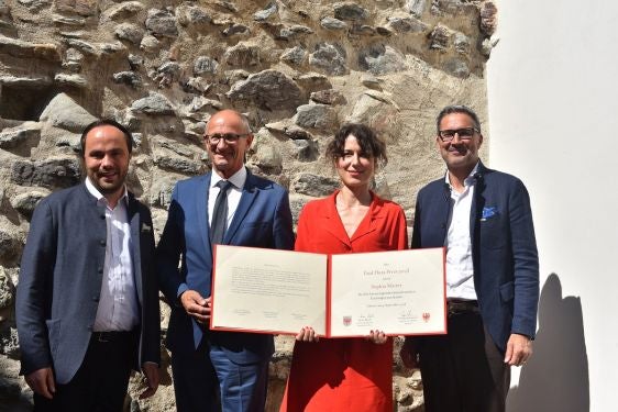 Auf dem Foto von links nach rechts zu sehen: Südtirols Kulturlandesrat Philipp Achammer, Tirols Landeshauptmann Anton Mattle, die Preisträgerin Sophia Mairer mit der Preisurkunde und Südtirols Landeshauptmann Arno Kompatscher in Glurns. Foto: BGO, Simon Platter.