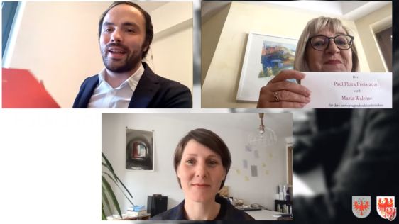 Auf dem Foto von oben nach unten und von links nach rechts zu sehen: (oben) Südtirols Kulturlandesrat Philipp Achammer und Tirols Kulturlandesrätin Beate Palfrader mit der Preisurkunde, (unten) die Preisträgerin Maria Walcher bei der online-Preisverleihung. Foto: Land Südtirol, Bildschirmfoto.