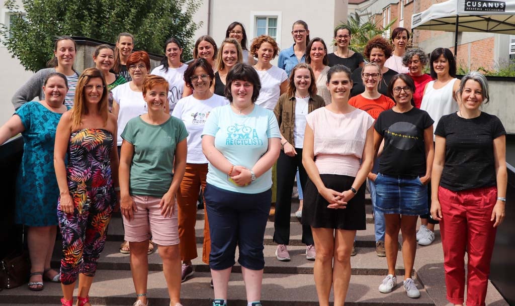 Die Teilnehmerinnen der GA 2022/23 Gruppe grün mit der Kursleiterin Marion Gamper