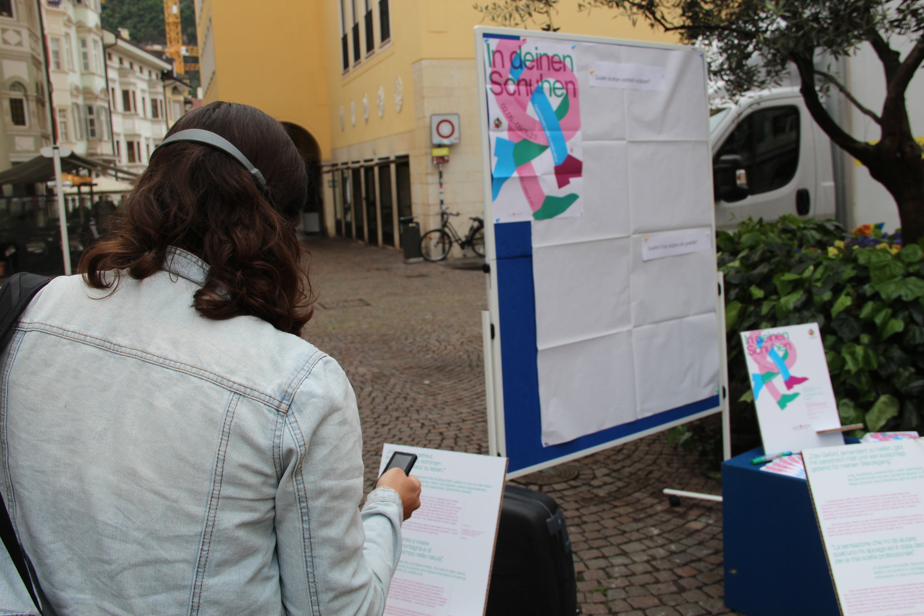 Über die QR-Codes auf den Info-Tafeln können die Geschichten hinter den Schuhen angehört werden. (Foto: Amt für Weiterbildung und Sprachen)