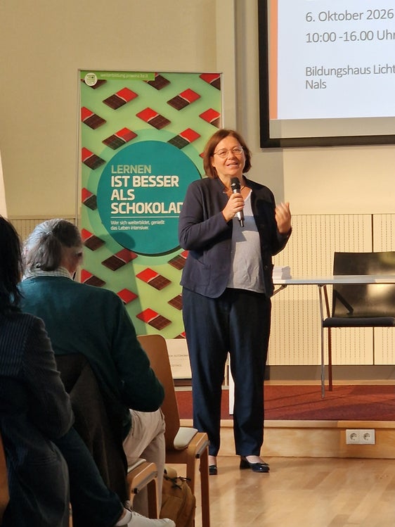 „Wir starten nicht bei null: Bereits in den 1990er-Jahren hat die Südtiroler Weiterbildung eine Qualitätsoffensive gestartet, und ein Großteil der Einrichtungen ist zertifiziert“, betonte Amtsdirektorin Anika Michelon. „Im Vergleich mit Österreich und der Schweiz möchten wir prüfen, was wir noch verbessern können.“ (Foto: Amt für Weiterbildung und Sprachen)