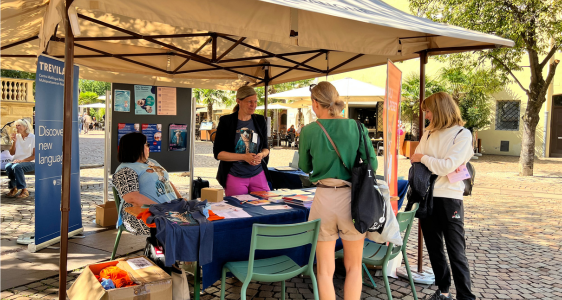 Reges Interesse: Während manche zufällig am Domplatz auf das Sprachenevent stießen, gab es auch einige, die eigens zur Schnupper- und Infoveranstaltung anreisten. (Foto: Amt für Weiterbildung und Sprachen)