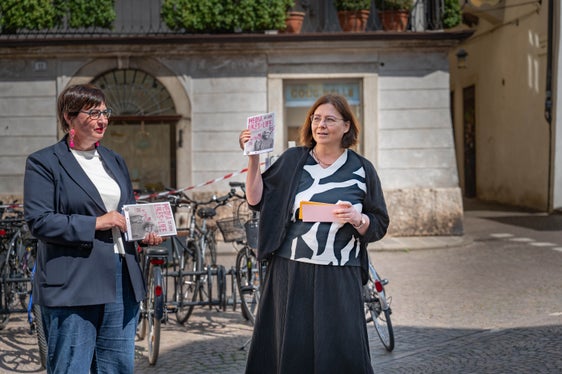 33 Veranstaltungen von 21 Veranstaltern in 10 Orten Südtirols: Amtsdirektorin Anika Michelon (im Bild rechts) stellte die Aktionstage Politische Bildung 2026 vor, die auch vom Landesbeirat für Kommunikationswesen und dessen Präsidentin Judith Gögele überzeugt mitgetragen wird. (Foto: LPA/Greta Stuefer)