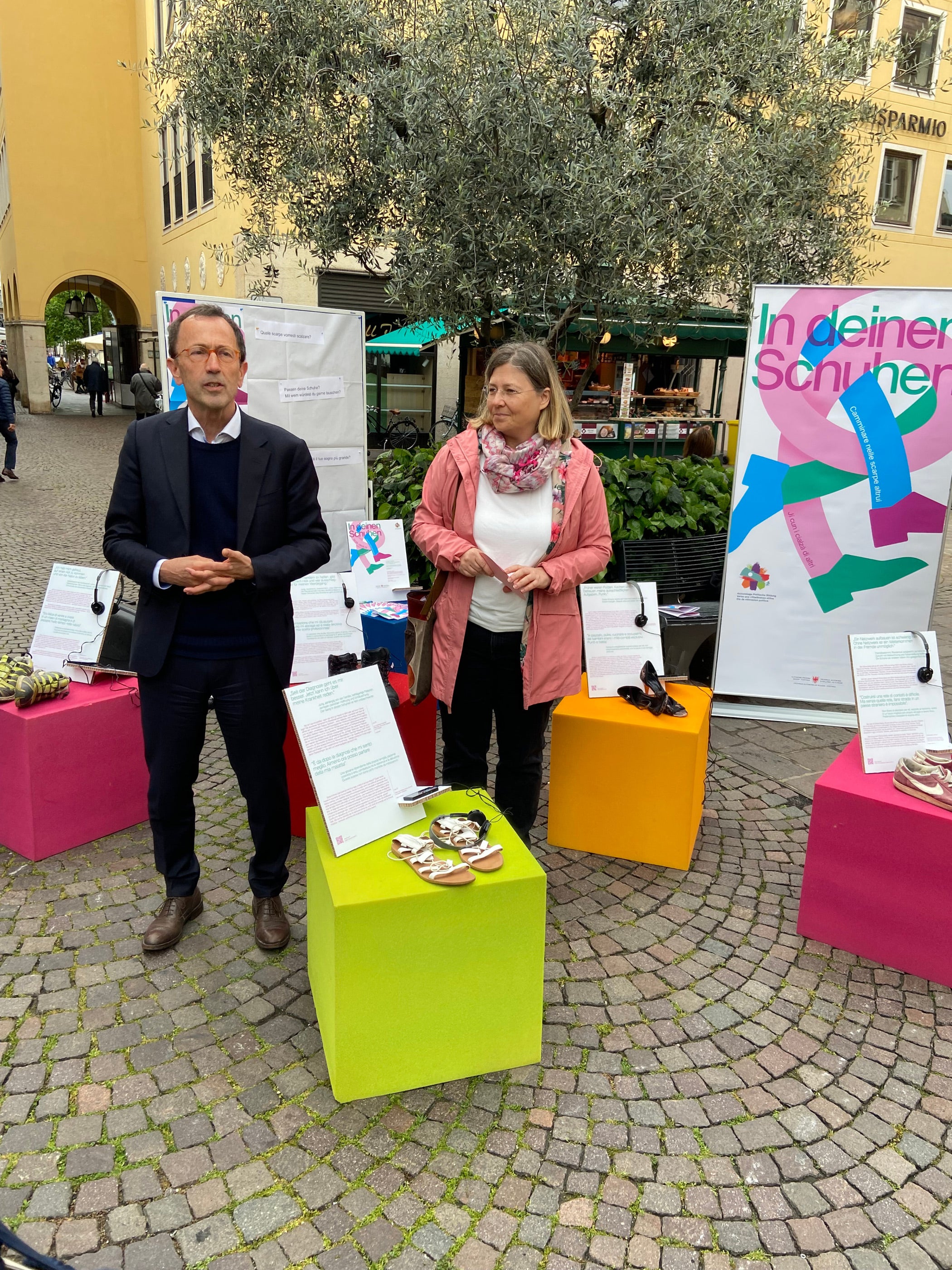 Ressortdirektor Armin Gatterer und Amtsdirektorin Anika Michelon bei der Ausstellungseröffnung am Bozner Kornplatz (Foto: Amt für Weiterbildung und Sprachen)