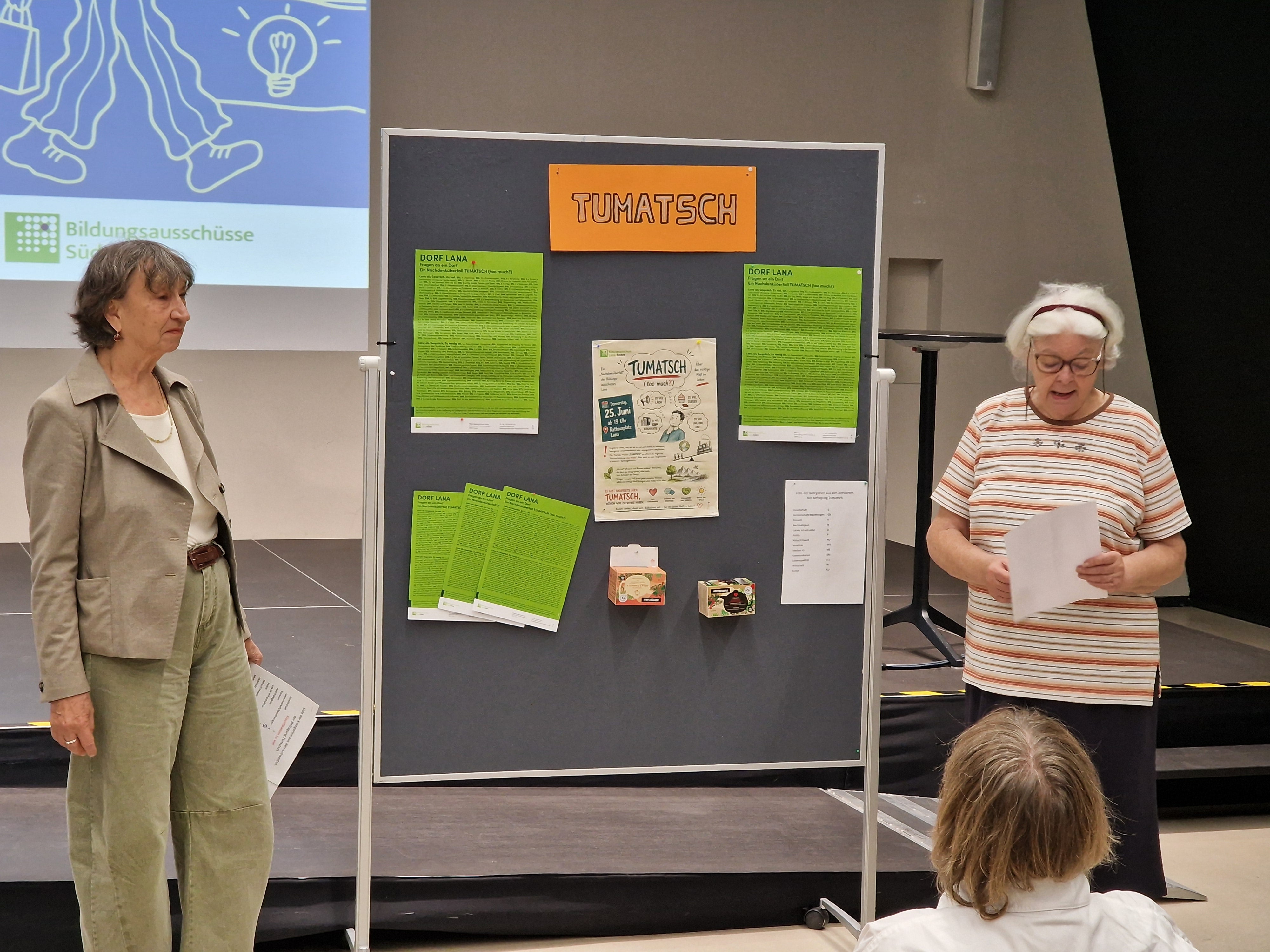 Tumatsch – ein Nachdenküberfall vom Bildungsausschuss Lana wurde vorgestellt von Martina Steiner und Waltraud Holzner. (Foto: LPA/Amt für Weiterbildung und Sprachen)