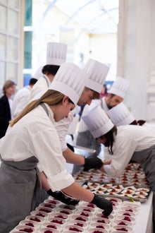 Schülerinnen und Schüler der LBS Savoy gestalten Weihnachtsbuffet im Palais Widmann