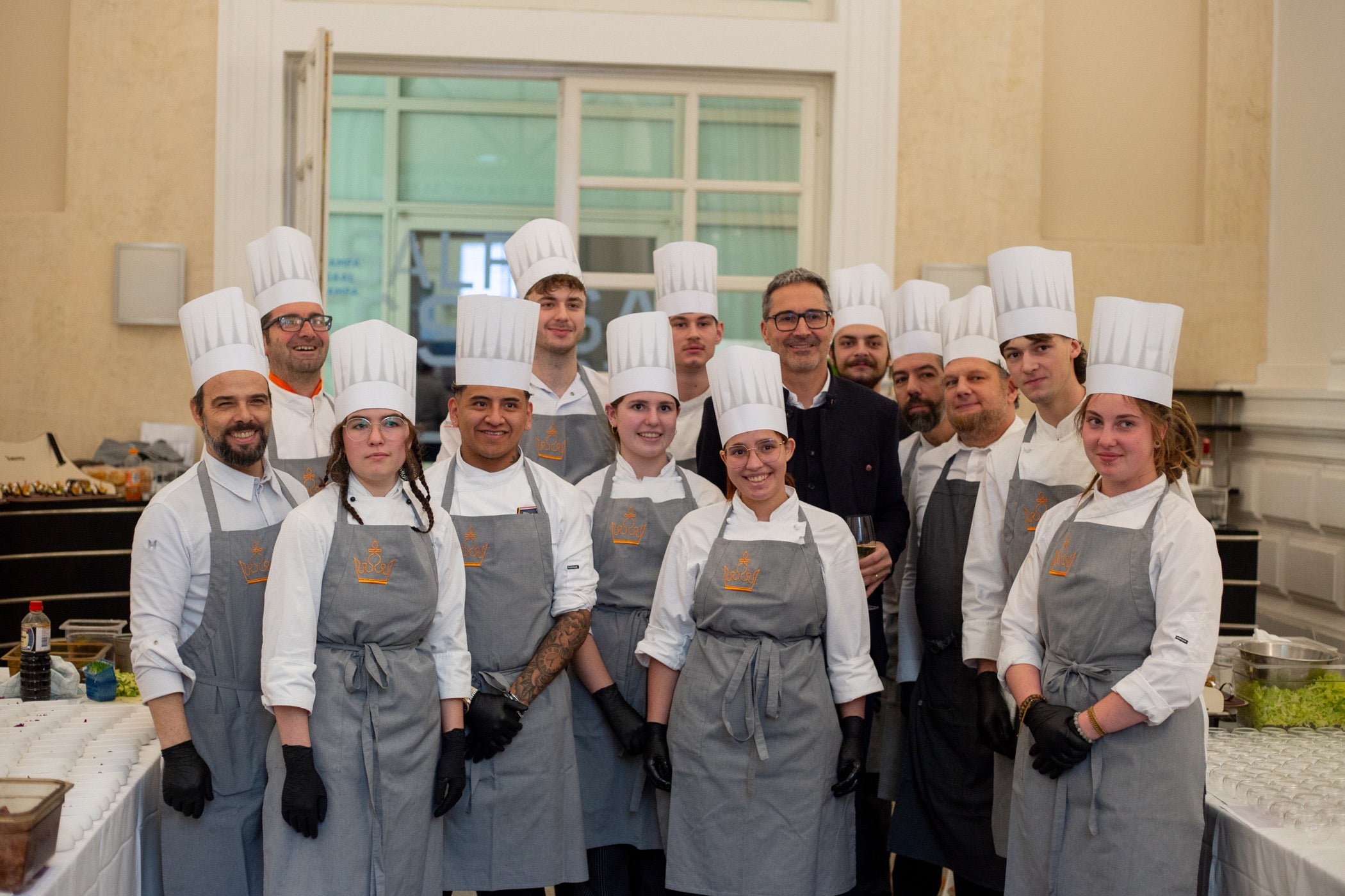 Schülerinnen und Schüler der LBS Savoy gestalten Weihnachtsbuffet im Palais Widmann