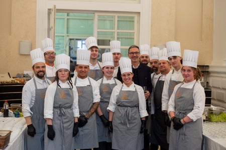Schülerinnen und Schüler der LBS Savoy gestalten Weihnachtsbuffet im Palais Widmann