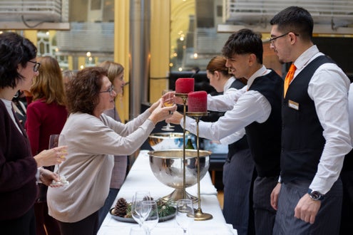 Schülerinnen und Schüler der LBS Savoy gestalten Weihnachtsbuffet im Palais Widmann