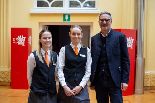 Schülerinnen und Schüler der LBS Savoy gestalten Weihnachtsbuffet im Palais Widmann