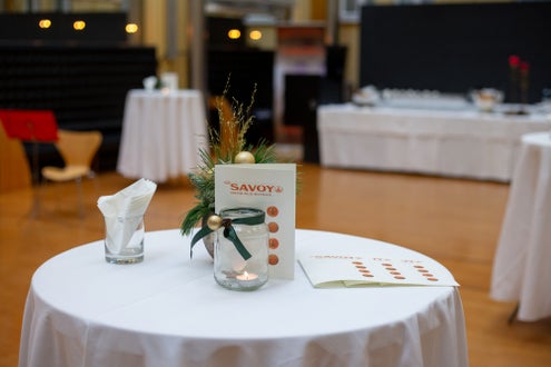 Schülerinnen und Schüler der LBS Savoy gestalten Weihnachtsbuffet im Palais Widmann