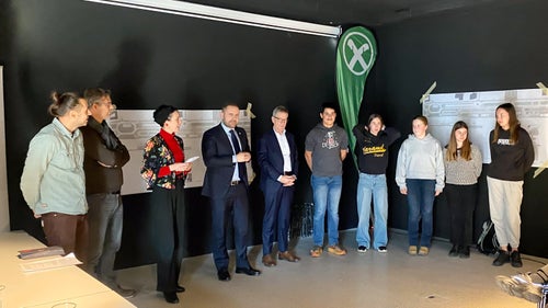 Abbildung 4: Die Jury überreicht dem Siegerteam (v.l.n.r. Alex, Jana, Emma, Ronja, Tanja) einen Gutschein für das Skigebiet Meran 2000