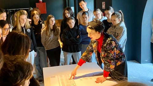 Abbildung 3: Vizebürgermeisterin Katharina Zeller zeigt die Baupläne zum neuen Mobilitätkonzepts in Meran