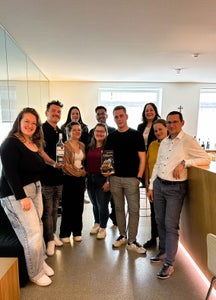 Die Kursteilnehmer*innen mit dem Referenten Stefan Haneder und den Verantwortlichen für die Berufliche Weiterbildung an der LBS Savoy