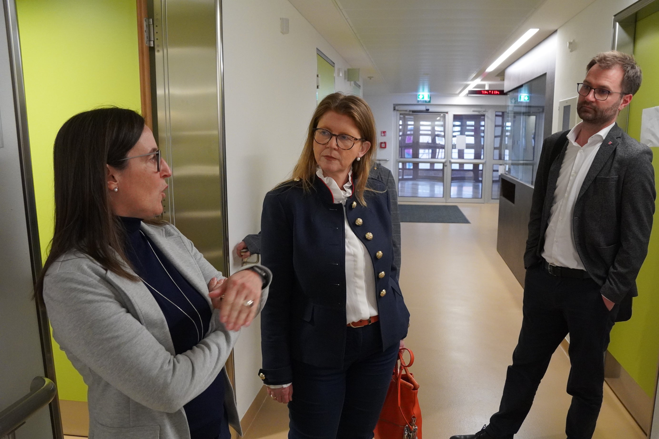 La dirigente amministrativa dell’ospedale di San Candido, Renate Plitzner e la dirigente del comitato, Katy Hoffmeister.