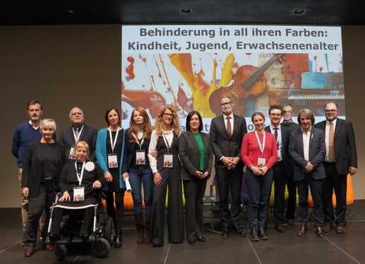 Rednerinnen und Redner der Tagung „Behinderung in all ihren Farben: Kindheit, Jugend, Erwachsenenalter“: Pierpaolo Bertoli, Marianne Siller, Carlo Valerio Bellieni, Cristina Dealis, Sabine Bertagnolli, Barbara Avesani, Sabrina Balduzzi, Roberta Rigamonti, Arno Kompatscher, Verena Moser, Eugenio Bizzotto, Markus Lercher, Hubert Messner, Christian Kofler (v.l.n.r.)