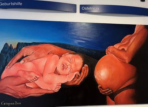 Hier geht es um Mutter und Kind: Bild im Eingangsbereich der Geburtshilfe