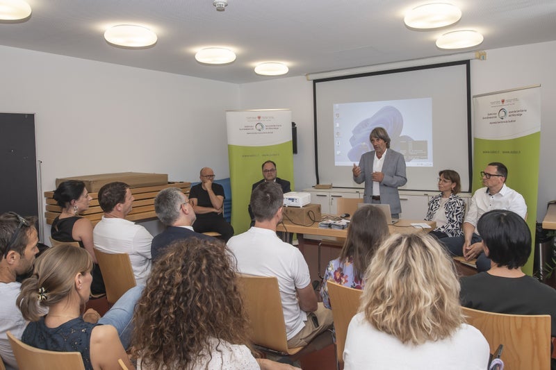 La Casa della Comunità di Bressanone è aperta già da diverse settimane; il 25 giugno l’assessore provinciale Hubert Messner ha partecipato all’inaugurazione ufficiale insieme a rappresentanti dell’Azienda sanitaria e del Dipartimento. (Foto: USP/Othmar Seehauser)