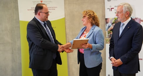 Generaldirektor Christian Kofler hat am 10. September das Zertifikat des audit familieundberuf aus den Händen von Landesrätin Rosmarie Pamer und Handelskammerpräsident Michl Ebner entgegengenommen. (Foto: Sabes/Peter A. Seebacher)