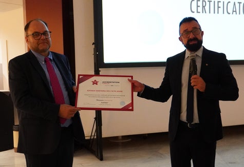 Generaldirektor Christian Kofler (li.) bei der Zertifikatsübergabe durch Alessandro Buriani von Accreditation Canada