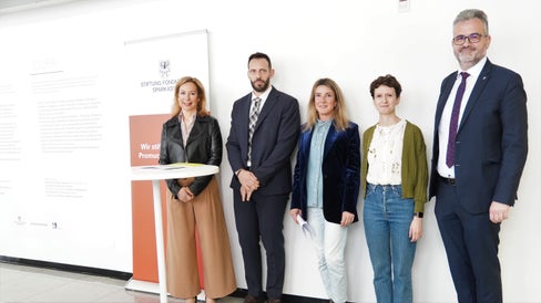 v.l.n.r.: Francesca Pasquali, Stiftung Sparkasse; Luca Armanaschi; Lisa Trockner, Südtiroler Künstlerbund; Valentina Cramerotti, Cooperativa19 und Michael Mayr, Ressort Gesundheitsvorsorge und Gesundheit;