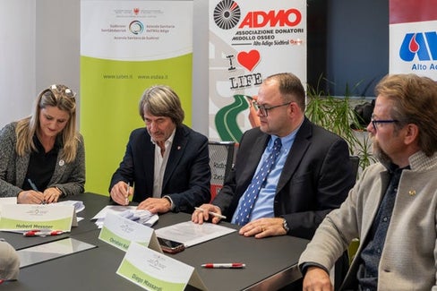  (v.l.n.r.:) Emanuela Imprescia Präsidentin der Vereinigung der Knochenmarkspender Fondazione ADMO (Associazione Donatori di Midollo Osseo) Alto Adige Südtirol ETS, der Landesrat für Gesundheitsvorsorge und Gesundheit Hubert Messner, der Generaldirektor des Südtiroler Sanitätsbetriebs Christian Kofler, der Präsident der Blutspendervereinigung AVIS (Associazione Volontari Italiani Sangue) Alto Adige-Südtirol Diego Massardi (Foto: LPA/Manuela Tessaro)