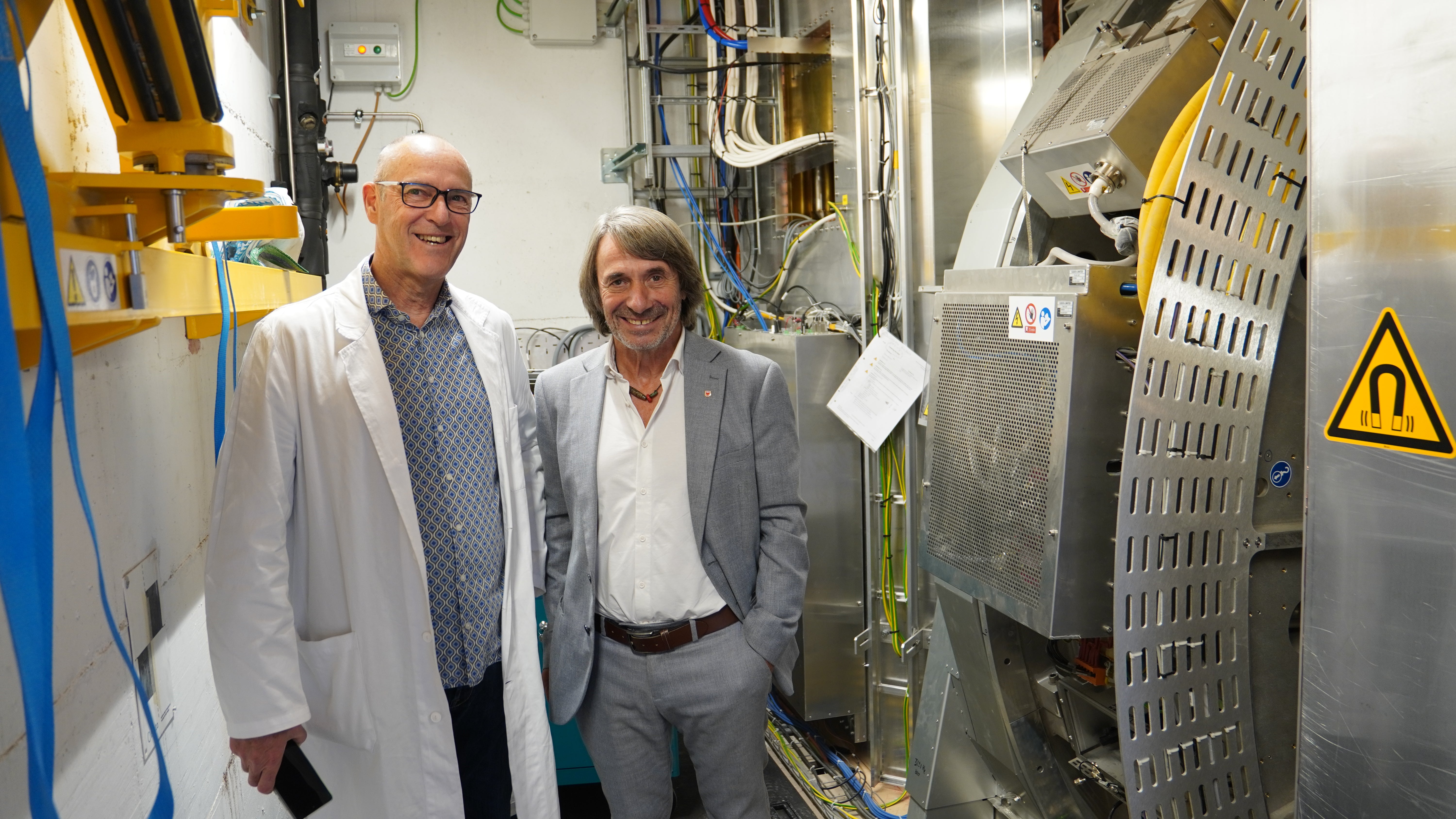 Im Maschinenraum der MR-Linac. Medizinphysiker Markus Haller mit Landesrat Hubert Messner. (Foto: Peter A. Seebacher)