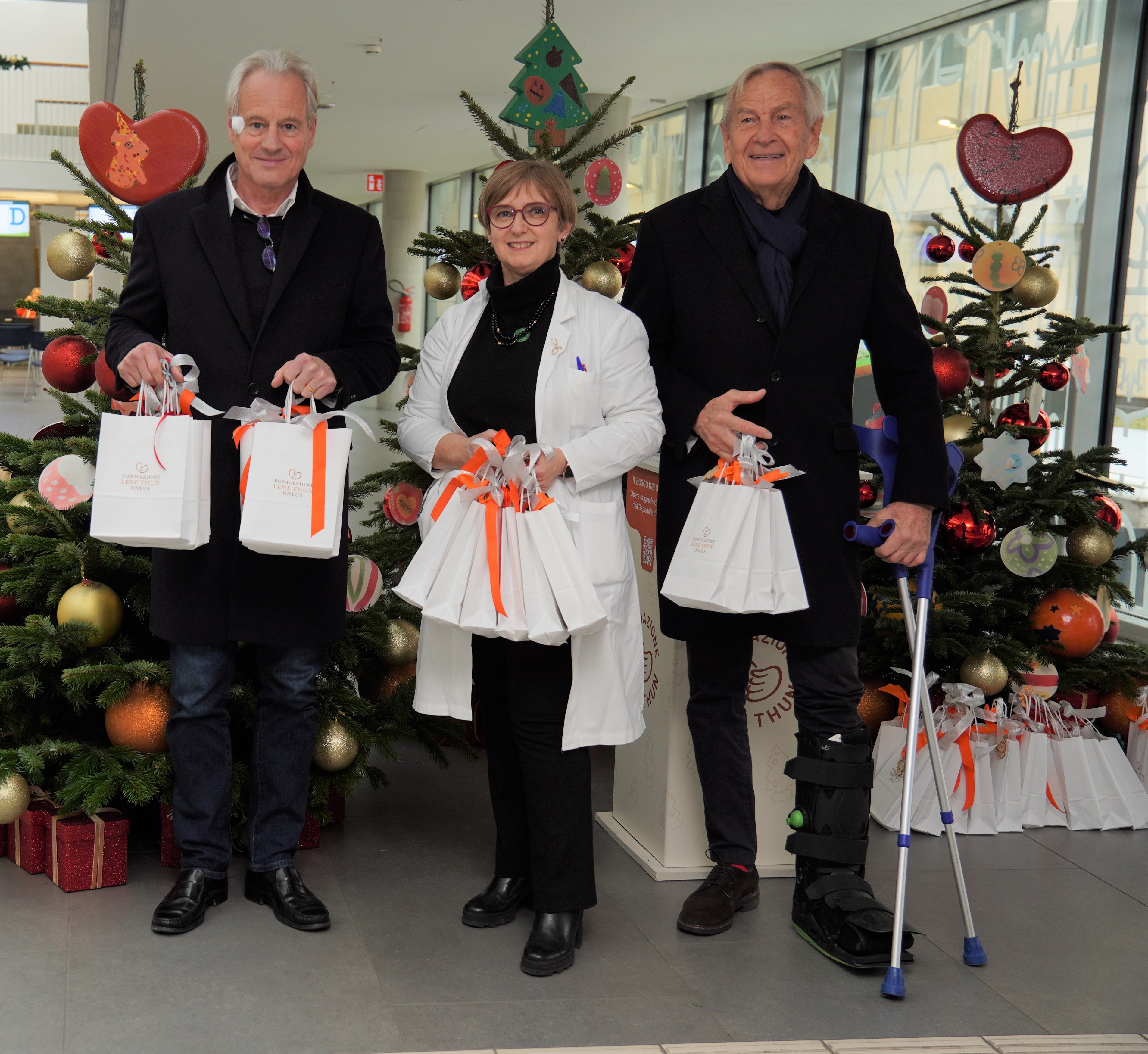 v.l.n.r.: Peter Thun, Laura Battisti und Gerhart Gostner mit den Geschenken für die Kinder