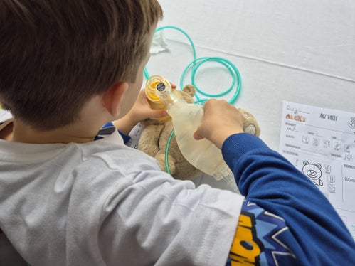 Der Teddy wird untersucht.