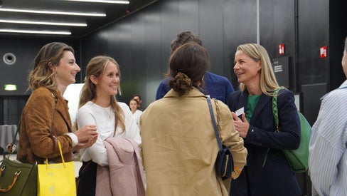 Studentinnen und Ärzte lernen sich kennen