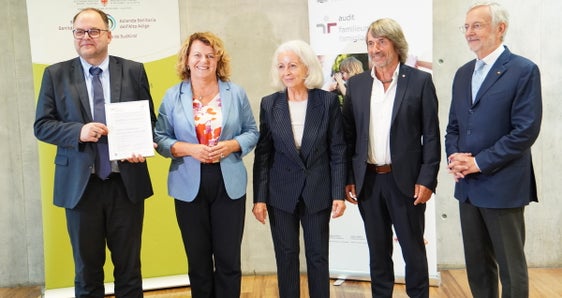 Strahlende Gesichter bei der Übergabe des Dialog-Zertifikats: Generaldirektor Christian Kofler, Landesrätin Rosmarie Pamer, Auditorin Maria Magdalena Preims, Landesrat Hubert Messner und Handelskammerpräsident Michl Ebner. (Foto: Sabes/Peter A. Seebacher)