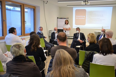 Landeshauptmann Kompatscher bei der Sitzung mit Primarinnen und Primaren sowie Pflegedienstleiterinnen und -dienstleiter am Krankenhaus Innichen (vordere Reihe, v.l.n.r.: Bezirksdirektor Gerhard Griessmair, Ressortdirektor Günther Burger, Landeshauptmann und Gesundheitslandesrat Arno Kompatscher, Generaldirektor Florian Zerzer). (Foto: LPA)