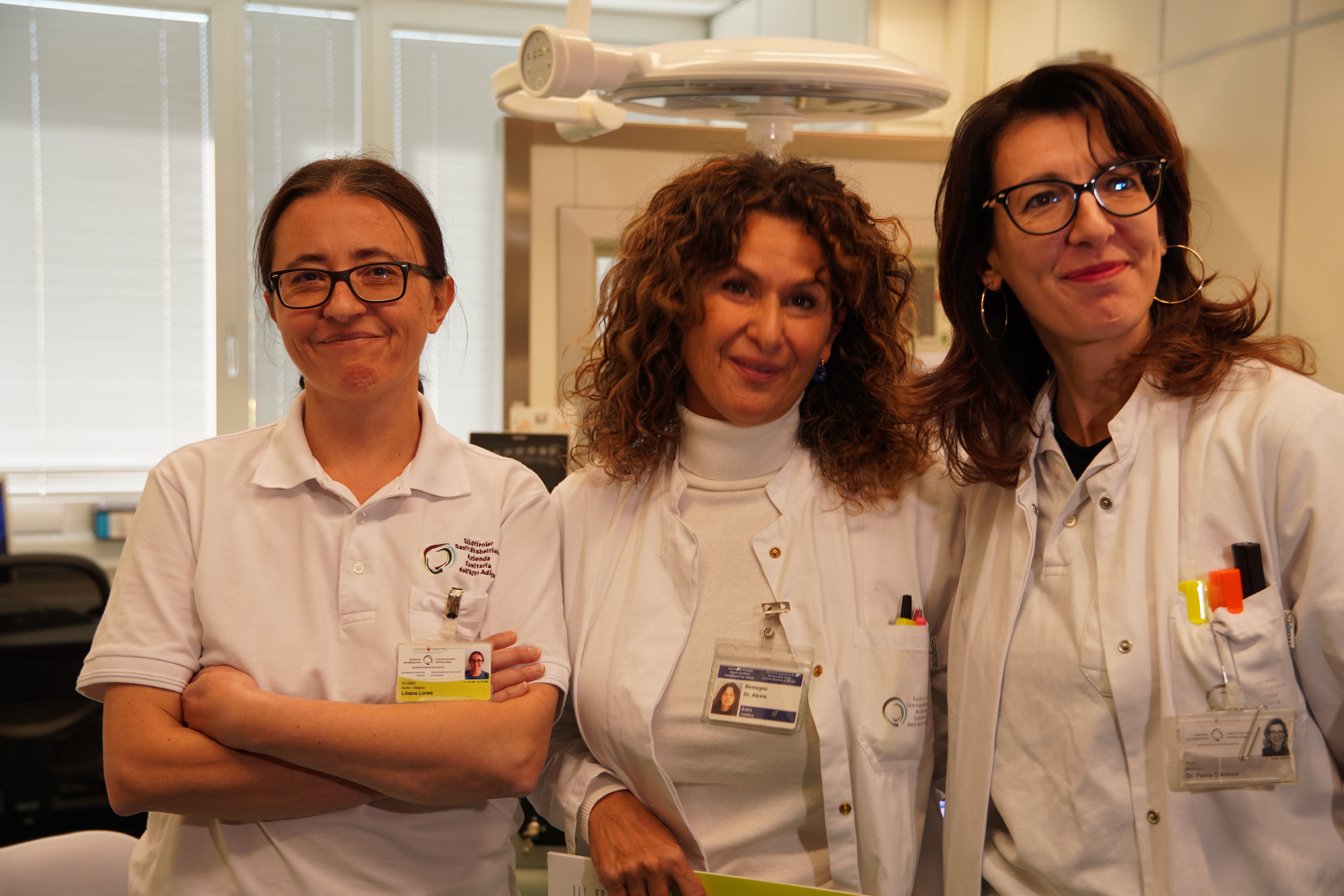 Herzenssache Brustgesundheit: Drei Senologinnen kümmern sich um die Patientinnen (v.l.n.r.: Dr.in Liliana Loreti, Dr.in Alexia Bestagno, Dr.in Paola D'Antoni (Foto: Sabes)