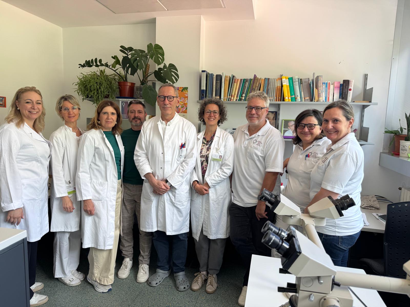 Le citologhe ed i citologi del Servizio con la Primaria Dott.ssa Esther Hanspeter ed il Patologo Dott. Giovanni Negri (d.s.a.d.: Bettina Rigo, Daniela Secolo, Fabiana Nones, Marco Coati, Dott. Giovanni Negri, Primaria Dott.ssa Esther Hanspeter, Armin Kasal, Elena Macciocu, Gessica Gerra. Manca la Patologa Dott.ssa Emma Bragantini)  (Foto: Esther Hanspeter)