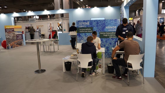 Am Stand des Südtiroler Sanitätsbetriebes gab es die Möglichkeit, Maßnahmen zur Handhygiene auszuprobieren
