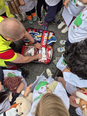 Die Kinder zu Besuch beim Weissen Kreuz.