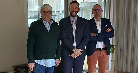 Start für die KI-Offensive im Südtiroler Sanitätsbetrieb, v.l. Stefan Gasslitter, Luca Armanaschi, Alessio Trazzi (Foto: Sabes)