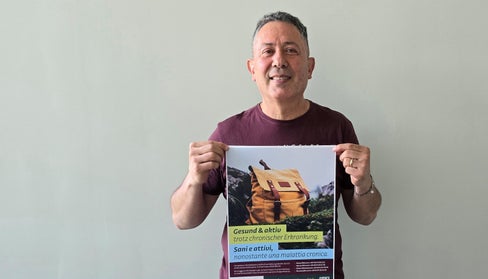 Luigi Sciurti, 63 anni, con il poster di Evviva